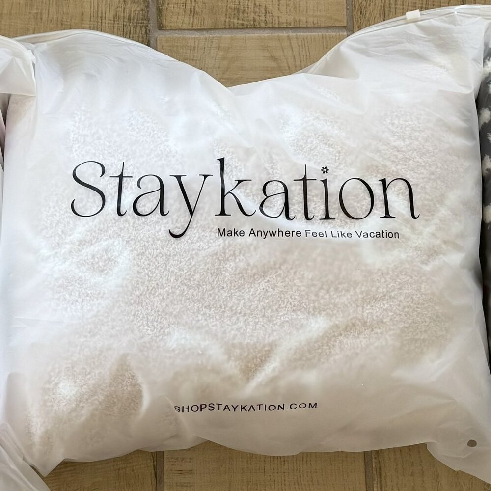 Staykation Quillow – pink with white/cream bows